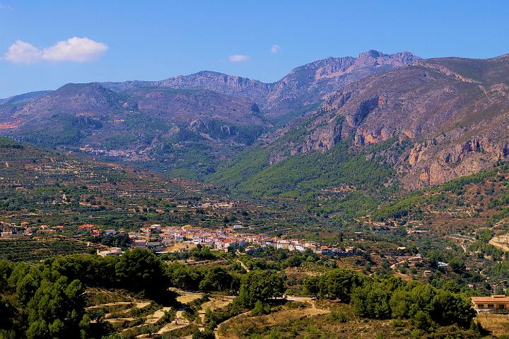 IMGP0281.JPG - View from Guadalest looking toward the mountains.